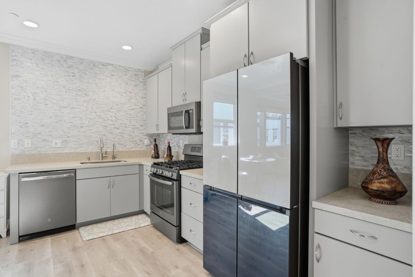 Detail Gallery Image 6 of 15 For 2733 Sorano Ct #UNIT 7,  San Jose,  CA 95111 - 3 Beds | 3/1 Baths