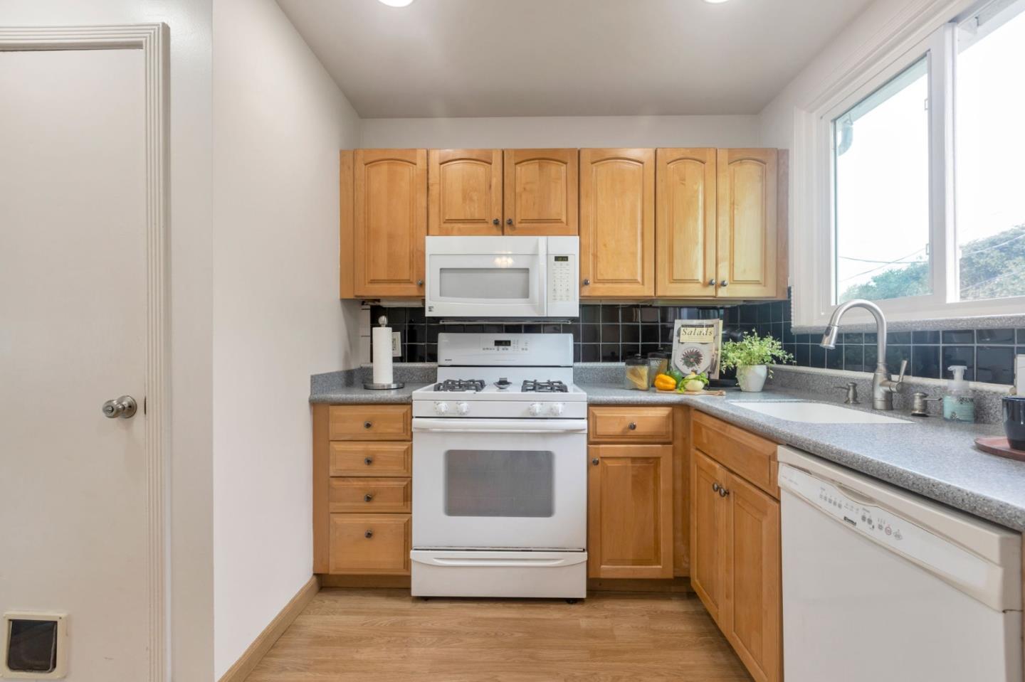 Detail Gallery Image 5 of 16 For 106 Verano Dr, South San Francisco,  CA 94080 - 3 Beds | 2 Baths