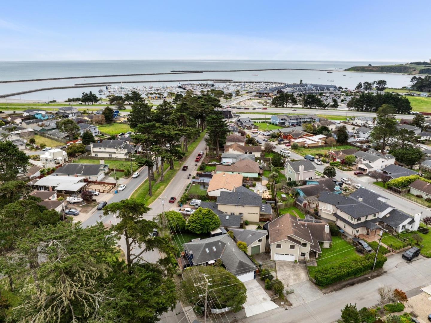 Detail Gallery Image 2 of 40 For 499 Sonora Ave, El Granada,  CA 94019 - 3 Beds | 2 Baths