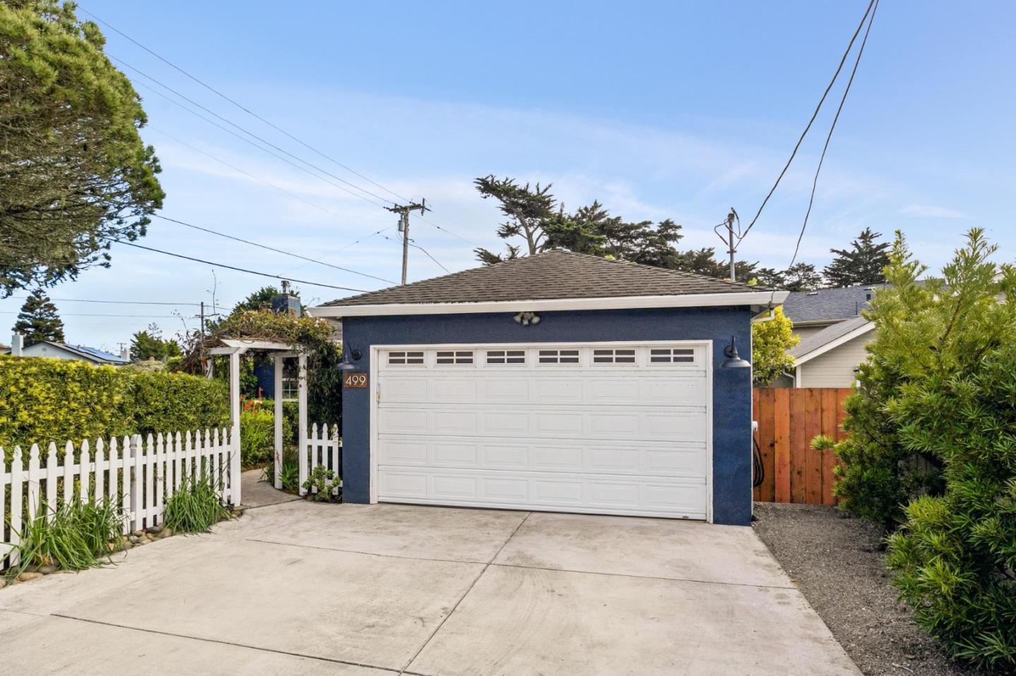 Detail Gallery Image 3 of 40 For 499 Sonora Ave, El Granada,  CA 94019 - 3 Beds | 2 Baths