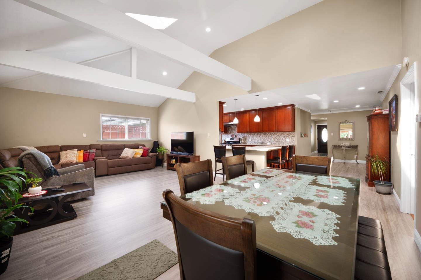 Detail Gallery Image 8 of 23 For 732 4th Ave, Redwood City,  CA 94063 - 4 Beds | 2 Baths