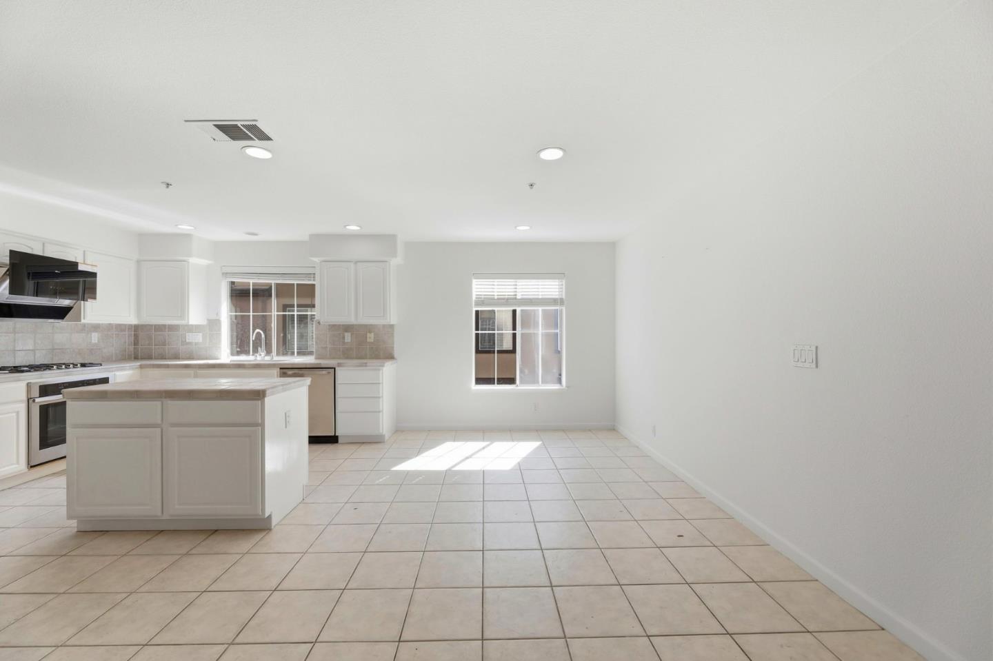 Detail Gallery Image 13 of 42 For 3111 White Riesling Pl, San Jose,  CA 95135 - 3 Beds | 2 Baths