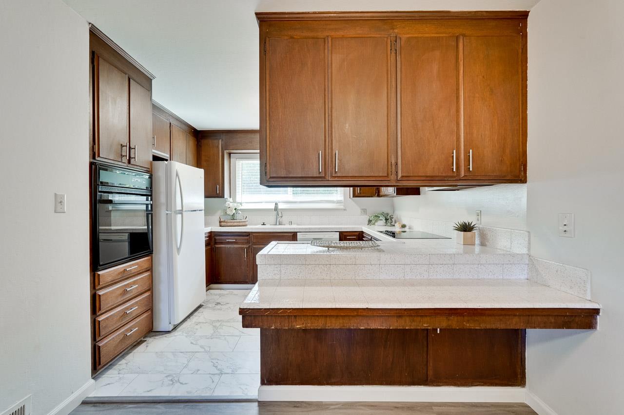 Detail Gallery Image 14 of 71 For 570-572 La Conner Dr, Sunnyvale,  CA 94087 - 5 Beds | 4 Baths