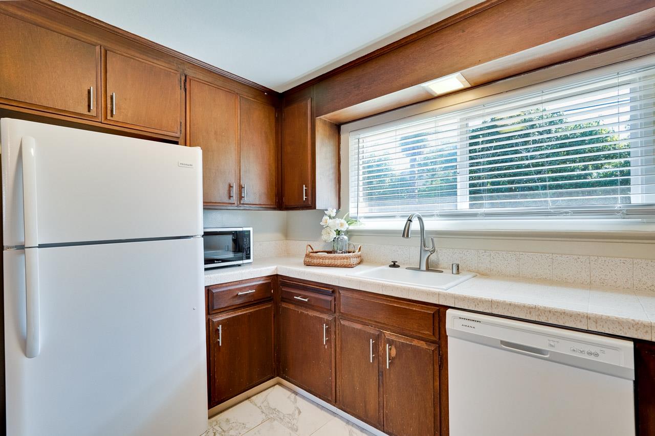 Detail Gallery Image 16 of 71 For 570-572 La Conner Dr, Sunnyvale,  CA 94087 - 5 Beds | 4 Baths