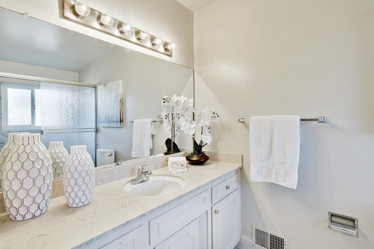 Detail Gallery Image 22 of 71 For 570-572 La Conner Dr, Sunnyvale,  CA 94087 - 5 Beds | 4 Baths