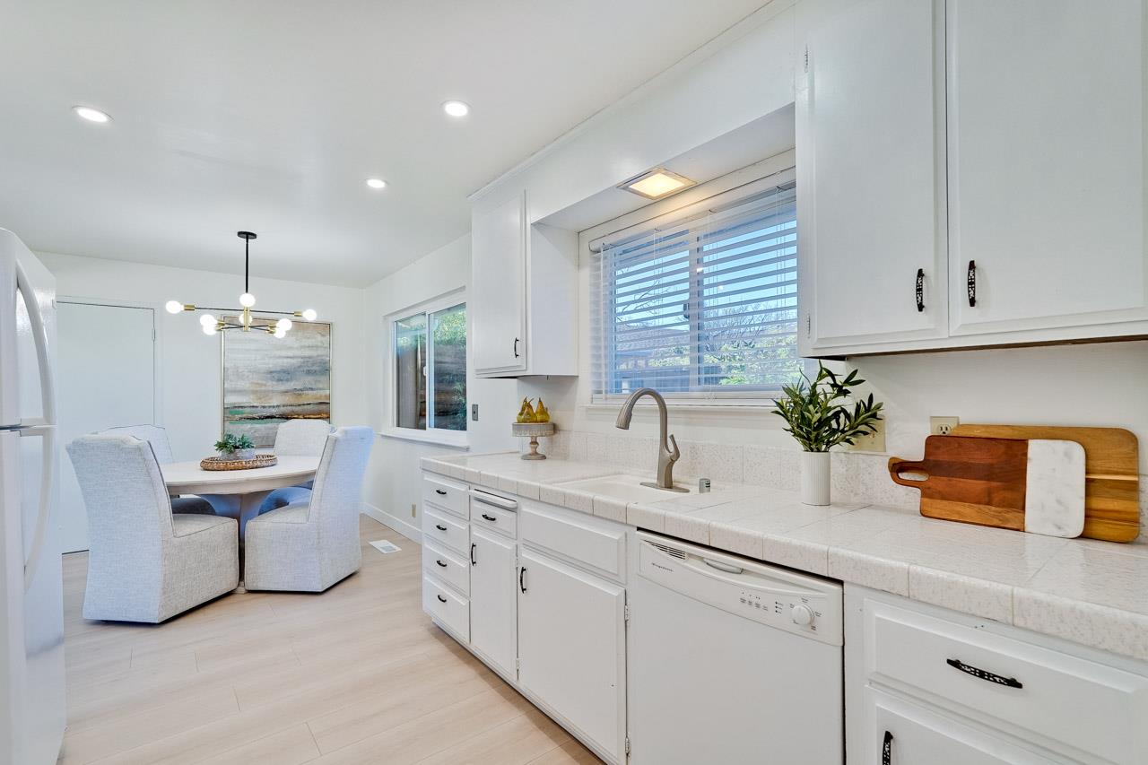 Detail Gallery Image 38 of 71 For 570-572 La Conner Dr, Sunnyvale,  CA 94087 - 5 Beds | 4 Baths