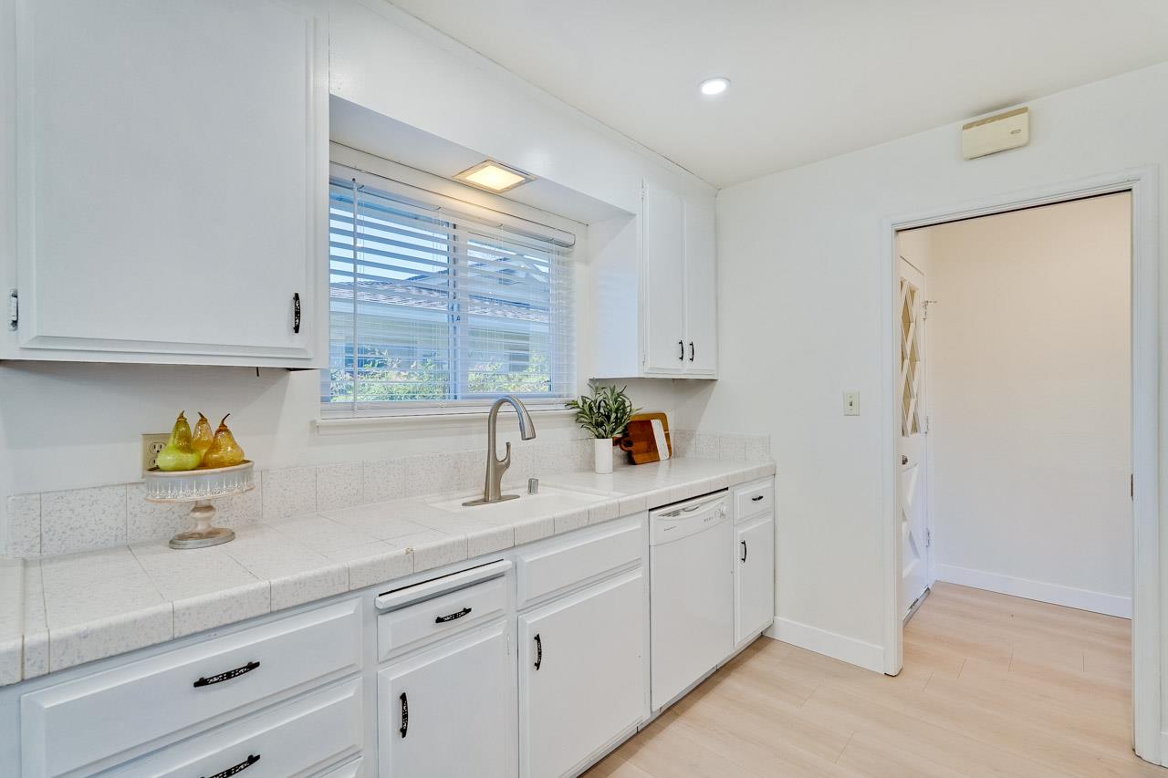 Detail Gallery Image 58 of 71 For 570-572 La Conner Dr, Sunnyvale,  CA 94087 - 5 Beds | 4 Baths