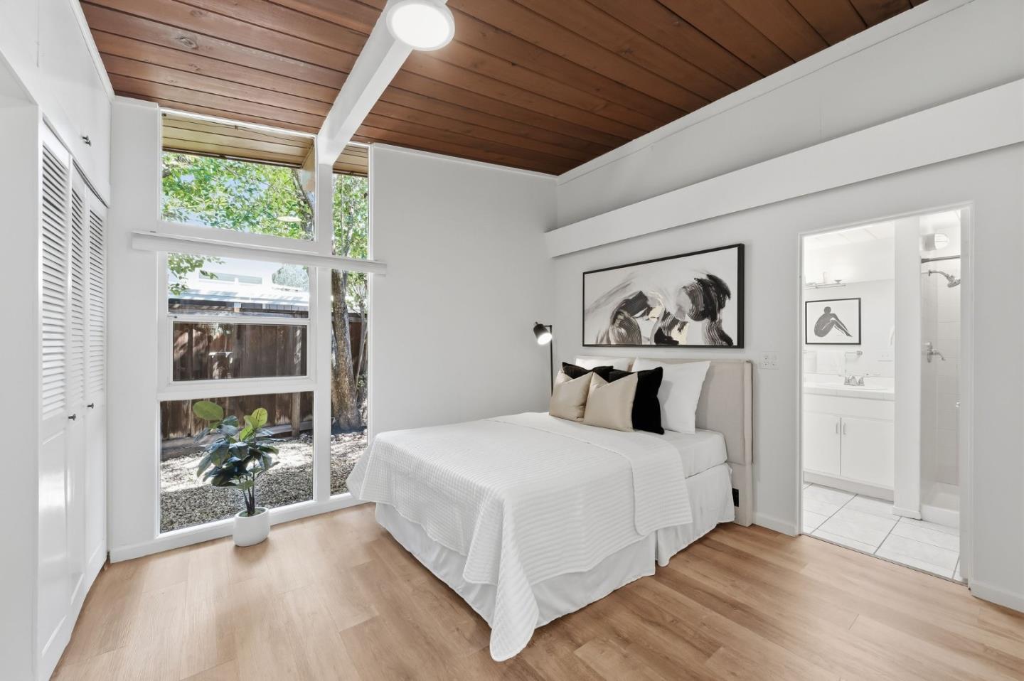 Detail Gallery Image 14 of 34 For 1080 Moffett Cir, Palo Alto,  CA 94303 - 3 Beds | 2 Baths