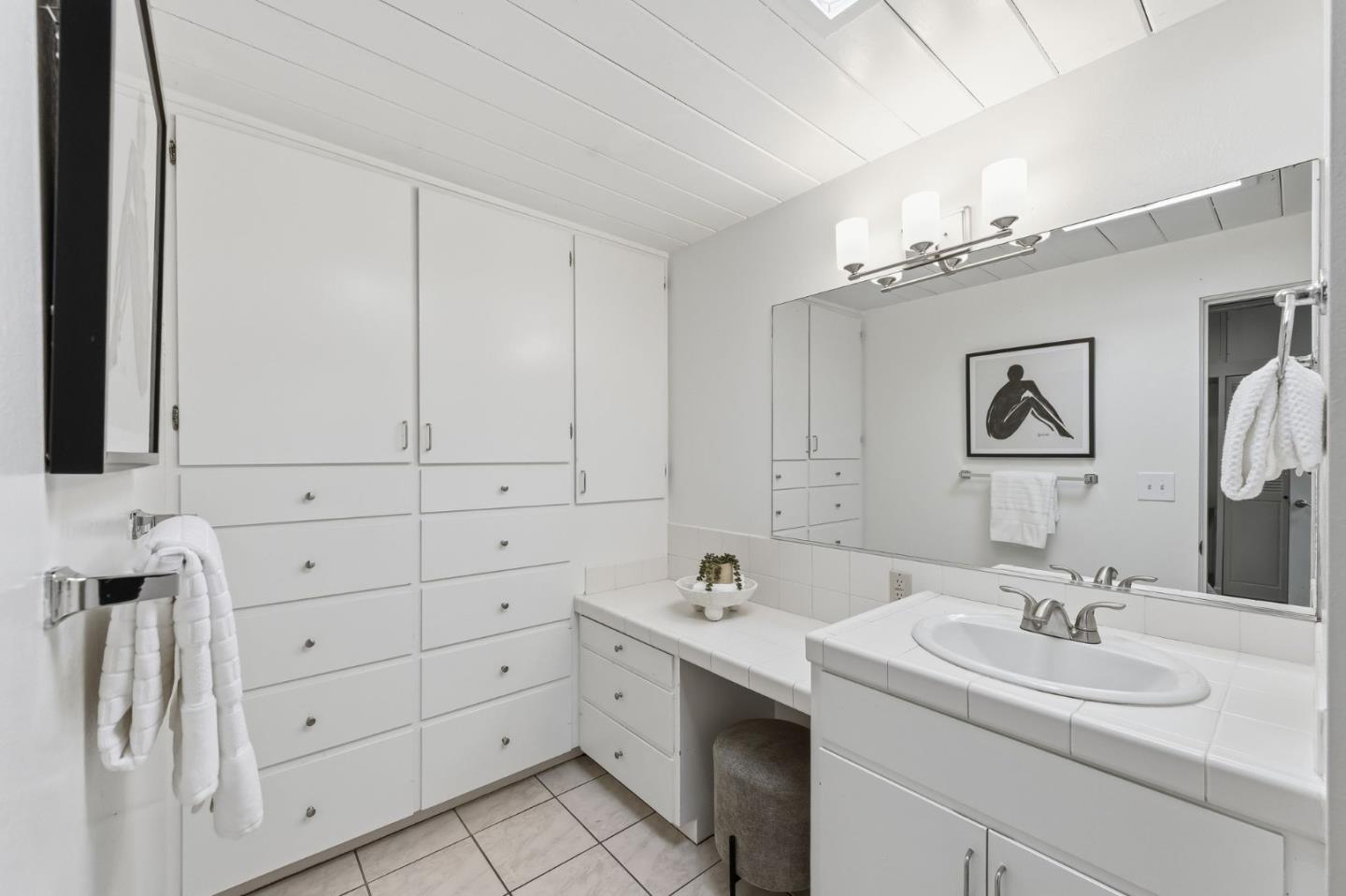 Detail Gallery Image 16 of 34 For 1080 Moffett Cir, Palo Alto,  CA 94303 - 3 Beds | 2 Baths