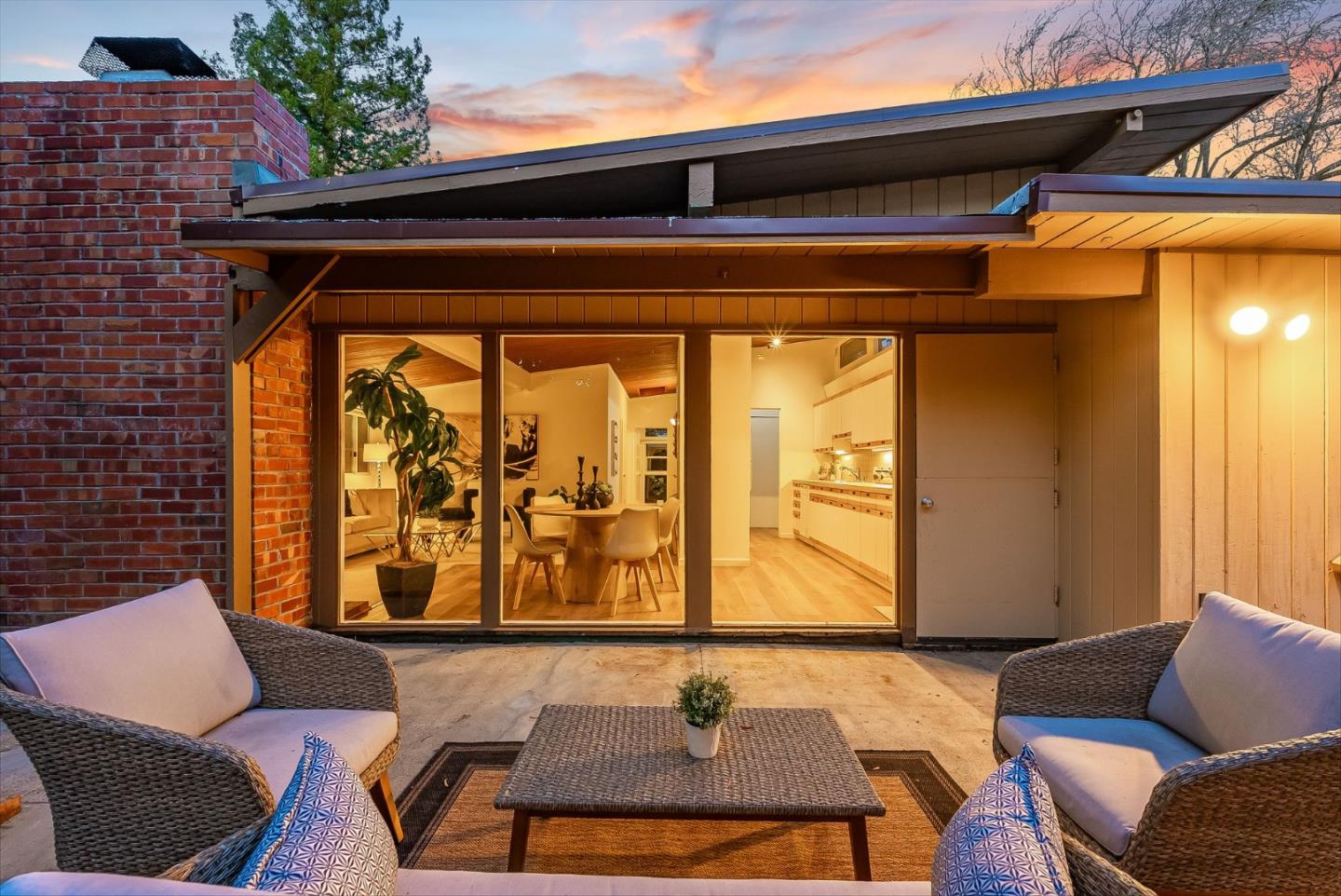 Detail Gallery Image 18 of 34 For 1080 Moffett Cir, Palo Alto,  CA 94303 - 3 Beds | 2 Baths