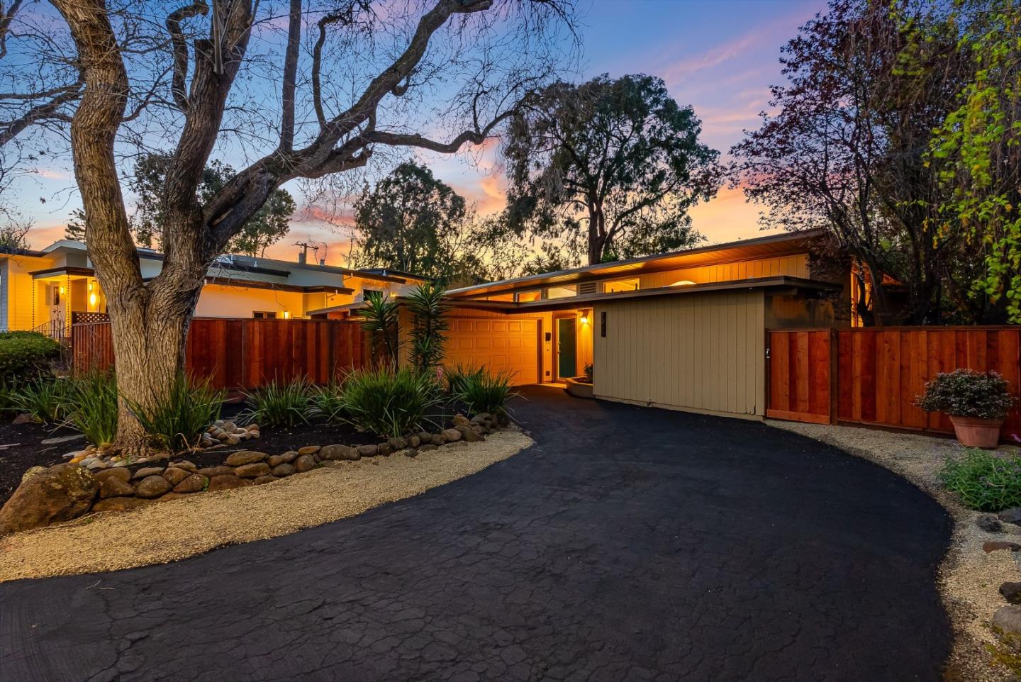 Detail Gallery Image 2 of 34 For 1080 Moffett Cir, Palo Alto,  CA 94303 - 3 Beds | 2 Baths