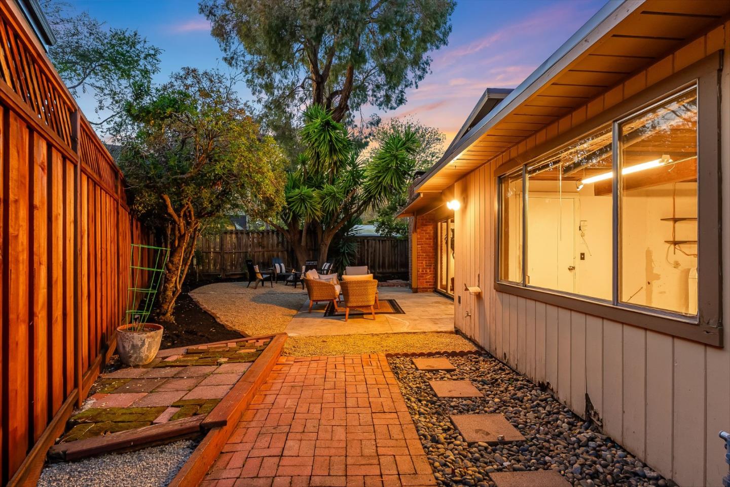 Detail Gallery Image 22 of 34 For 1080 Moffett Cir, Palo Alto,  CA 94303 - 3 Beds | 2 Baths