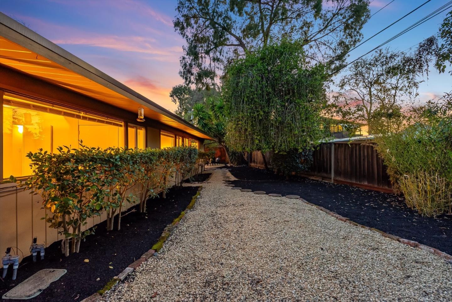 Detail Gallery Image 24 of 34 For 1080 Moffett Cir, Palo Alto,  CA 94303 - 3 Beds | 2 Baths