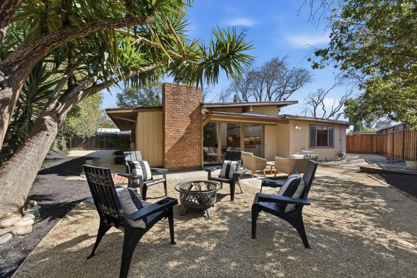 Detail Gallery Image 25 of 34 For 1080 Moffett Cir, Palo Alto,  CA 94303 - 3 Beds | 2 Baths