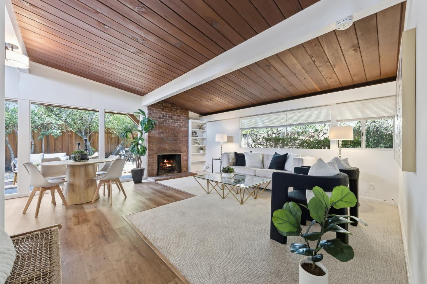 Detail Gallery Image 3 of 34 For 1080 Moffett Cir, Palo Alto,  CA 94303 - 3 Beds | 2 Baths