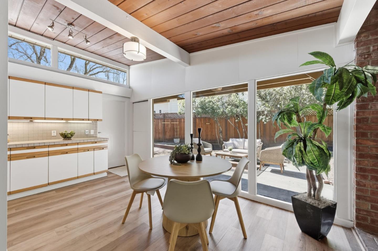 Detail Gallery Image 6 of 34 For 1080 Moffett Cir, Palo Alto,  CA 94303 - 3 Beds | 2 Baths