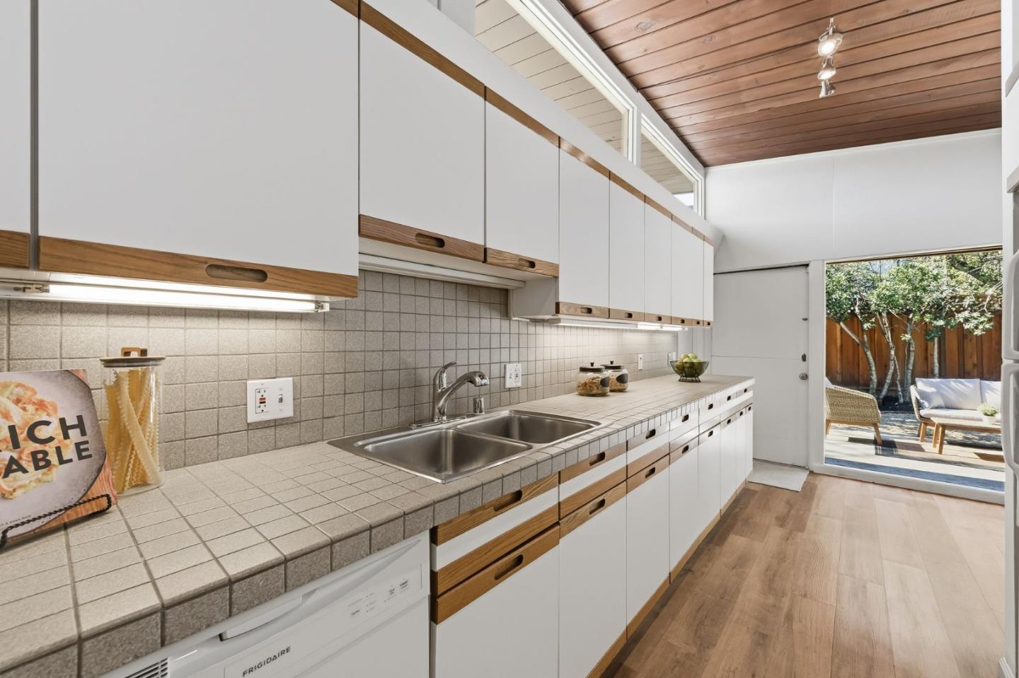 Detail Gallery Image 7 of 34 For 1080 Moffett Cir, Palo Alto,  CA 94303 - 3 Beds | 2 Baths