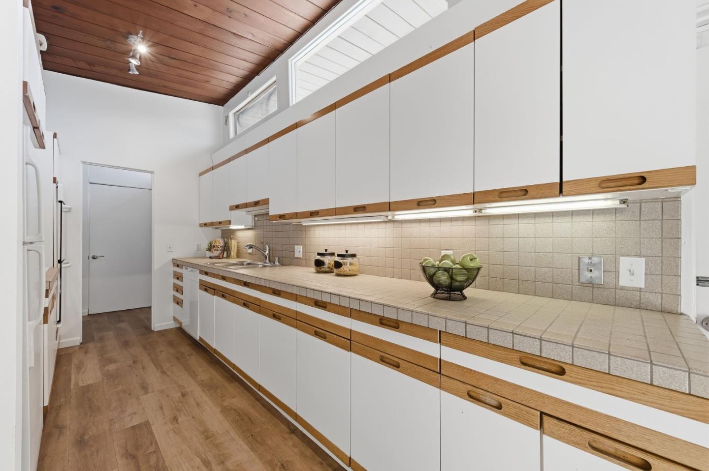 Detail Gallery Image 8 of 34 For 1080 Moffett Cir, Palo Alto,  CA 94303 - 3 Beds | 2 Baths