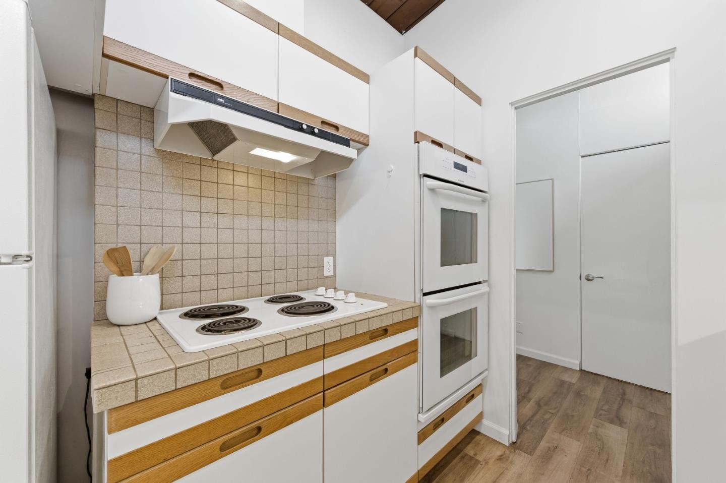 Detail Gallery Image 9 of 34 For 1080 Moffett Cir, Palo Alto,  CA 94303 - 3 Beds | 2 Baths