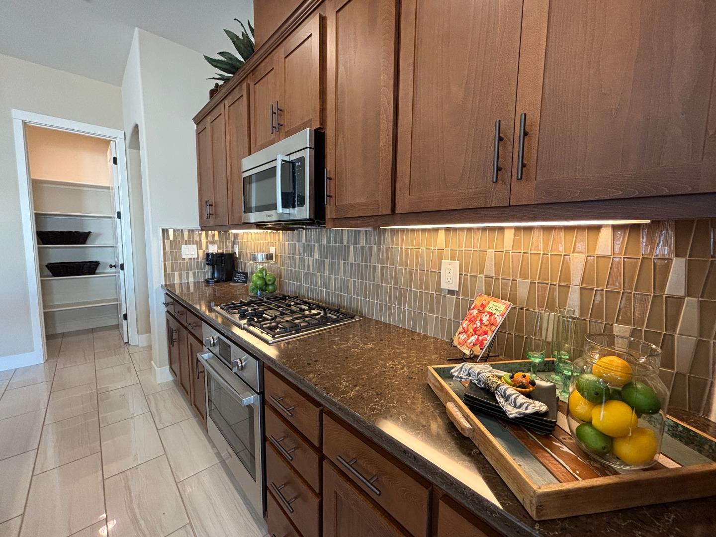 Detail Gallery Image 10 of 27 For 1517 Santana Ranch Dr, Hollister,  CA 95023 - 3 Beds | 2 Baths