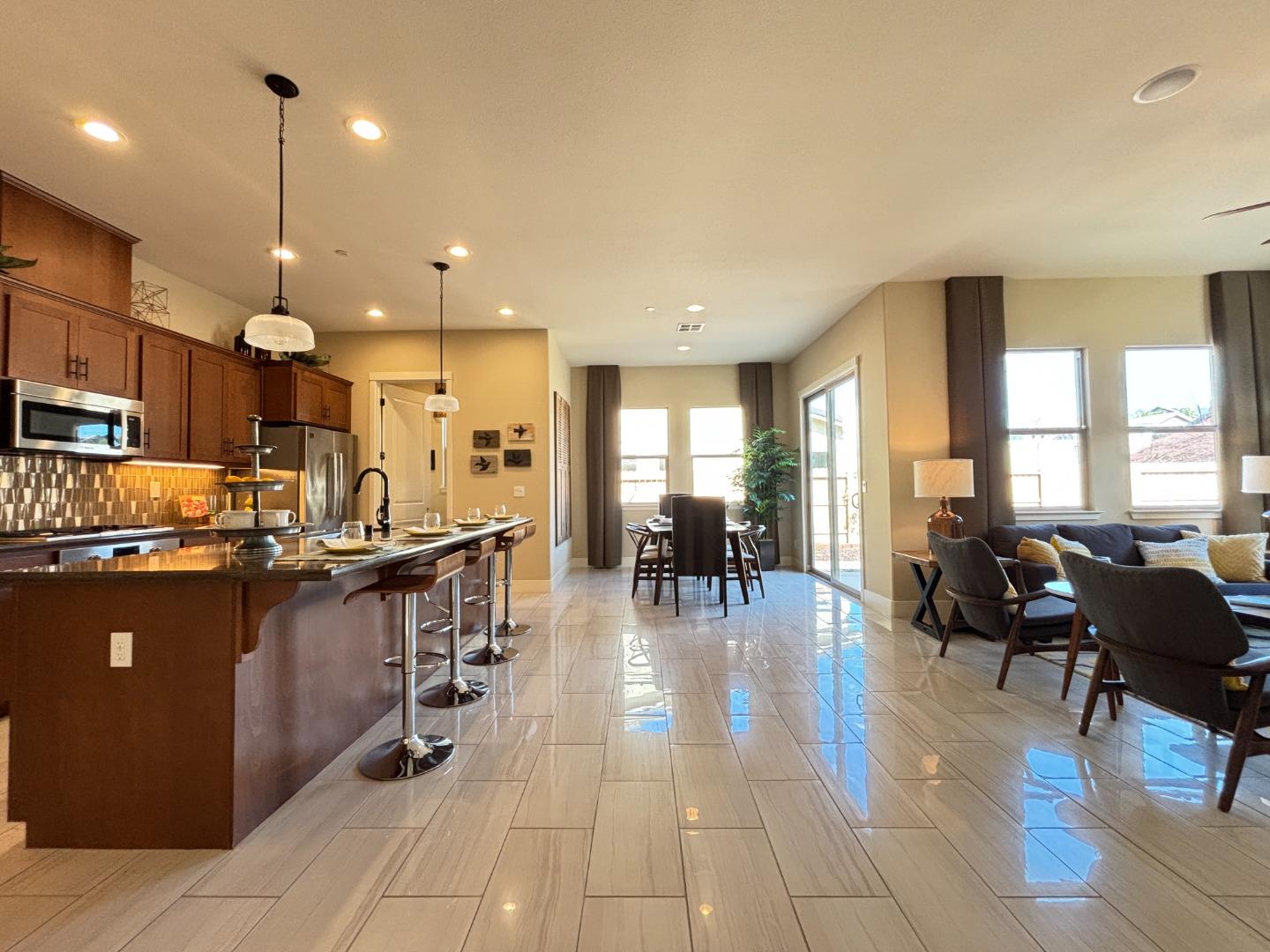 Detail Gallery Image 12 of 27 For 1517 Santana Ranch Dr, Hollister,  CA 95023 - 3 Beds | 2 Baths