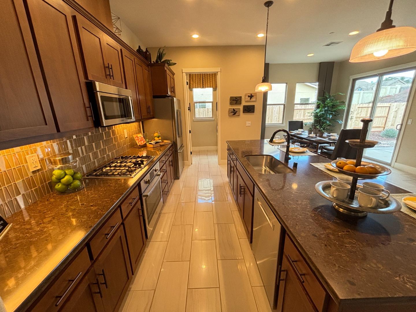 Detail Gallery Image 5 of 27 For 1517 Santana Ranch Dr, Hollister,  CA 95023 - 3 Beds | 2 Baths