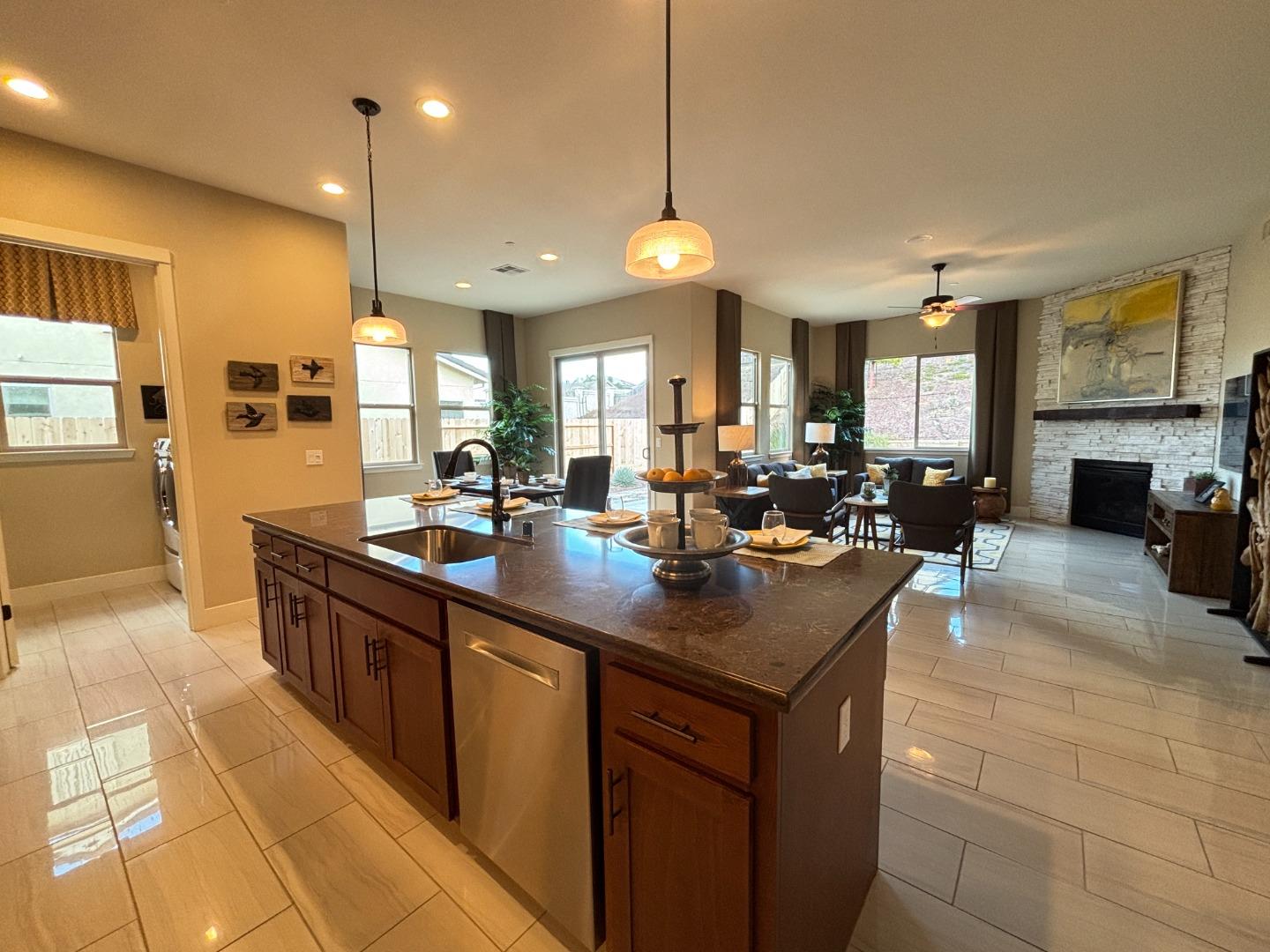 Detail Gallery Image 8 of 27 For 1517 Santana Ranch Dr, Hollister,  CA 95023 - 3 Beds | 2 Baths