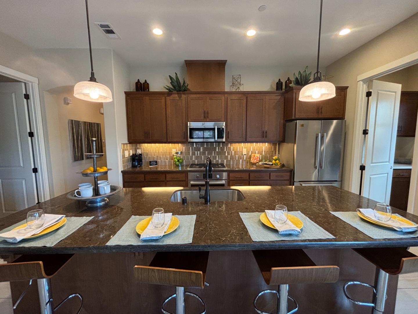 Detail Gallery Image 9 of 27 For 1517 Santana Ranch Dr, Hollister,  CA 95023 - 3 Beds | 2 Baths