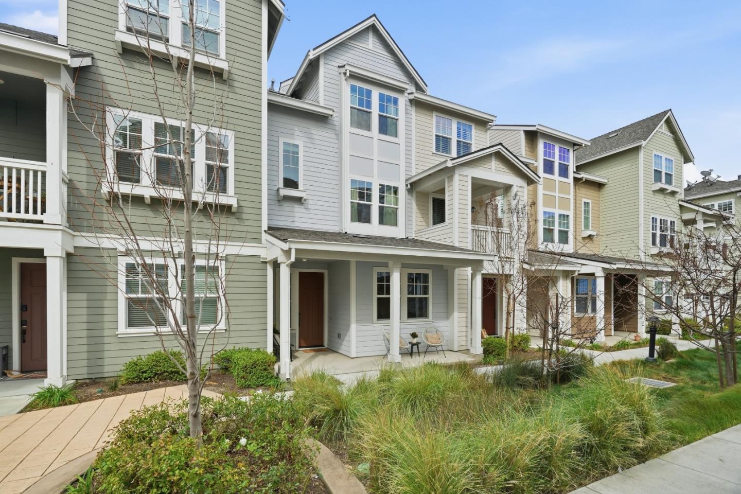 Detail Gallery Image 2 of 53 For 217 Orbit Way, Mountain View,  CA 94043 - 3 Beds | 3/1 Baths