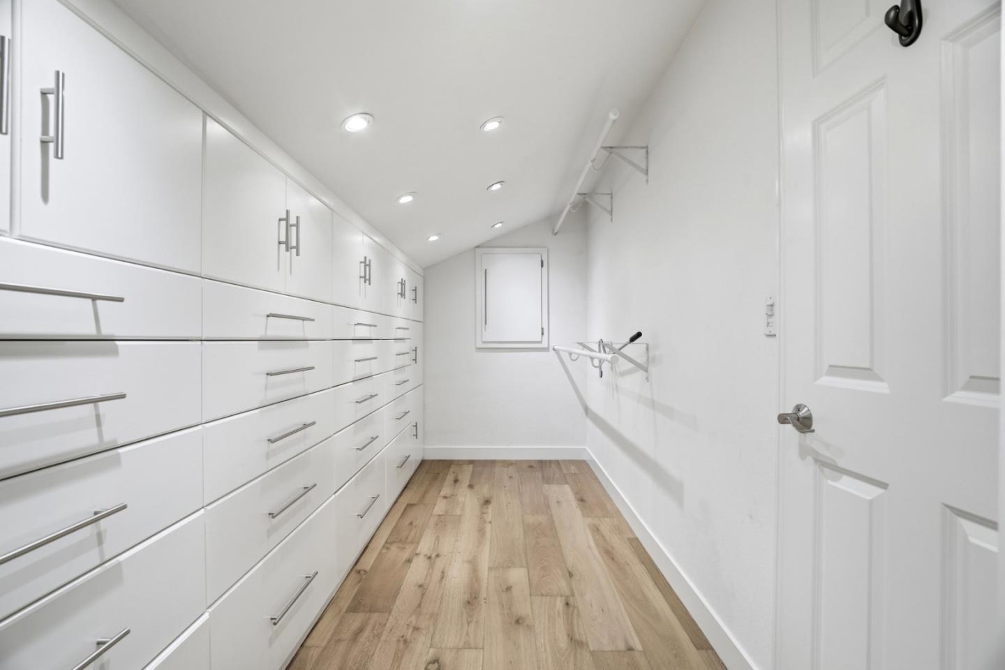 Detail Gallery Image 18 of 31 For 1851 Hull Ave, Redwood City,  CA 94061 - 4 Beds | 2/1 Baths