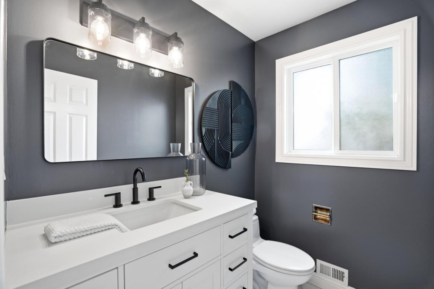 Detail Gallery Image 25 of 31 For 1851 Hull Ave, Redwood City,  CA 94061 - 4 Beds | 2/1 Baths