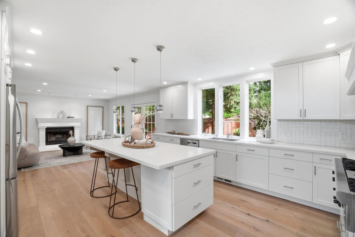 Detail Gallery Image 7 of 31 For 1851 Hull Ave, Redwood City,  CA 94061 - 4 Beds | 2/1 Baths