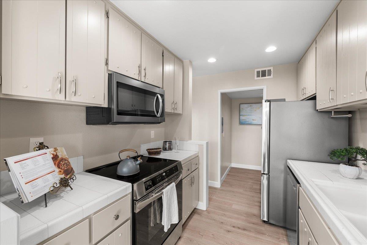 Detail Gallery Image 11 of 32 For 3323 La Mesa Dr #5,  San Carlos,  CA 94070 - 2 Beds | 2 Baths