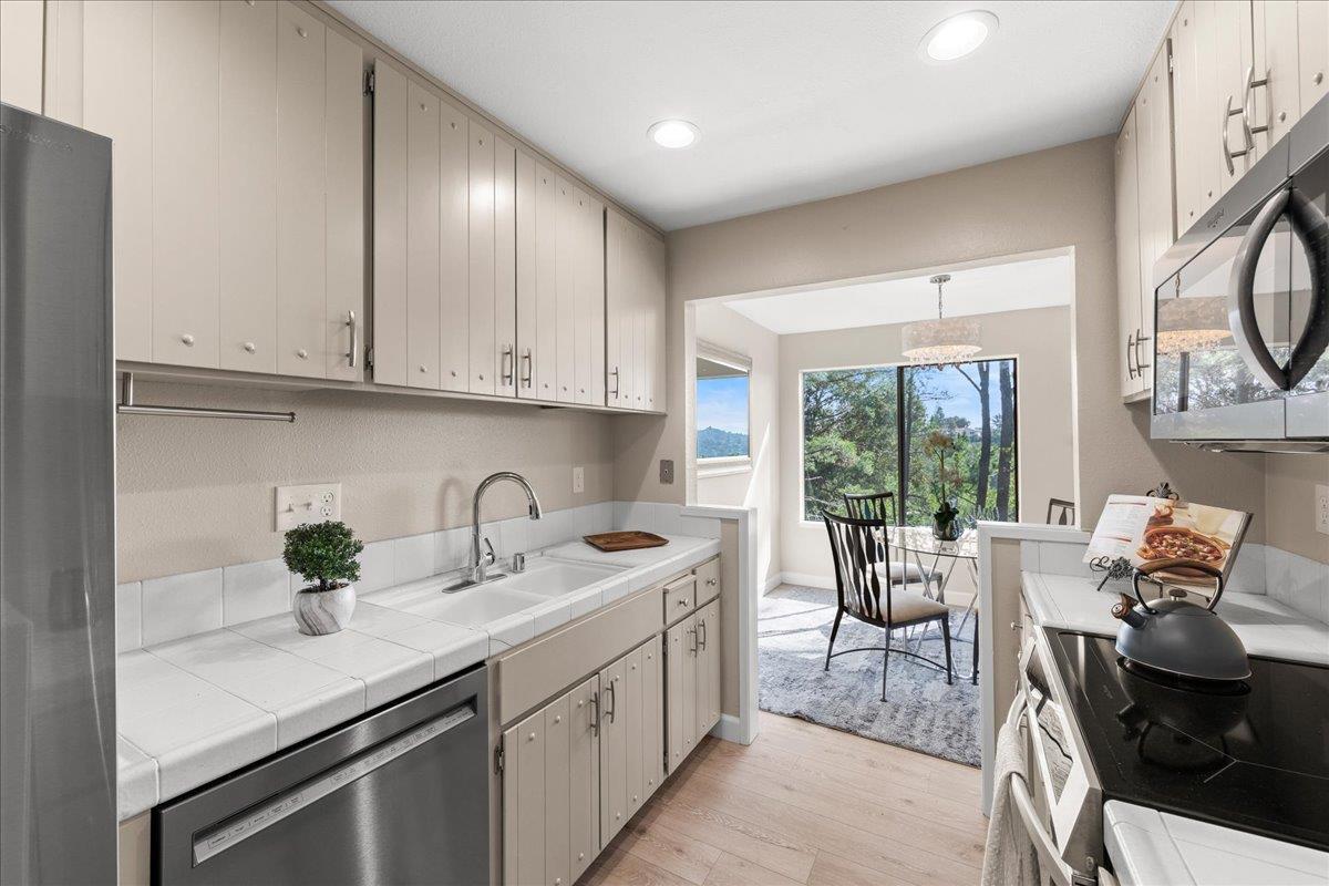 Detail Gallery Image 12 of 32 For 3323 La Mesa Dr #5,  San Carlos,  CA 94070 - 2 Beds | 2 Baths