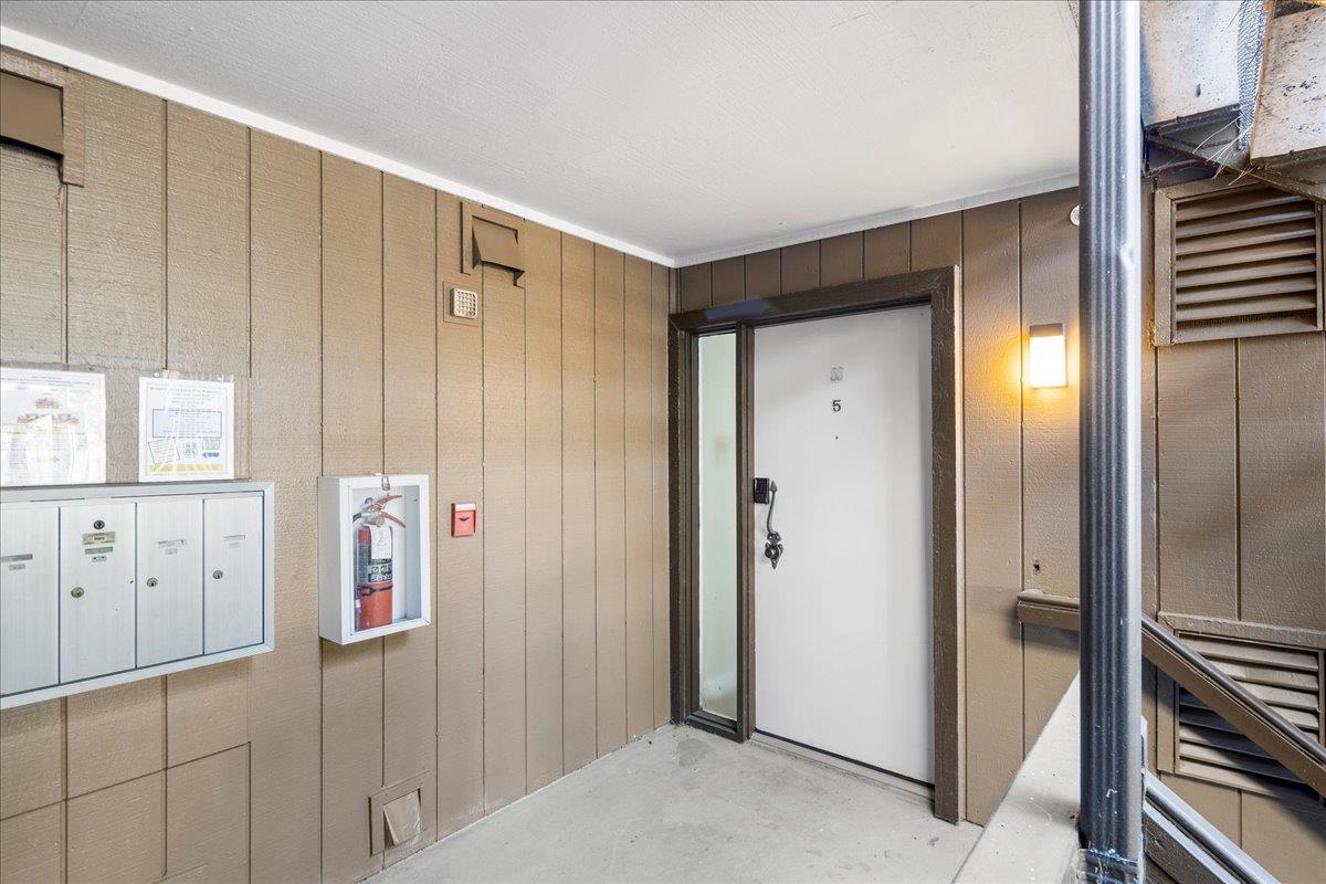 Detail Gallery Image 3 of 32 For 3323 La Mesa Dr #5,  San Carlos,  CA 94070 - 2 Beds | 2 Baths