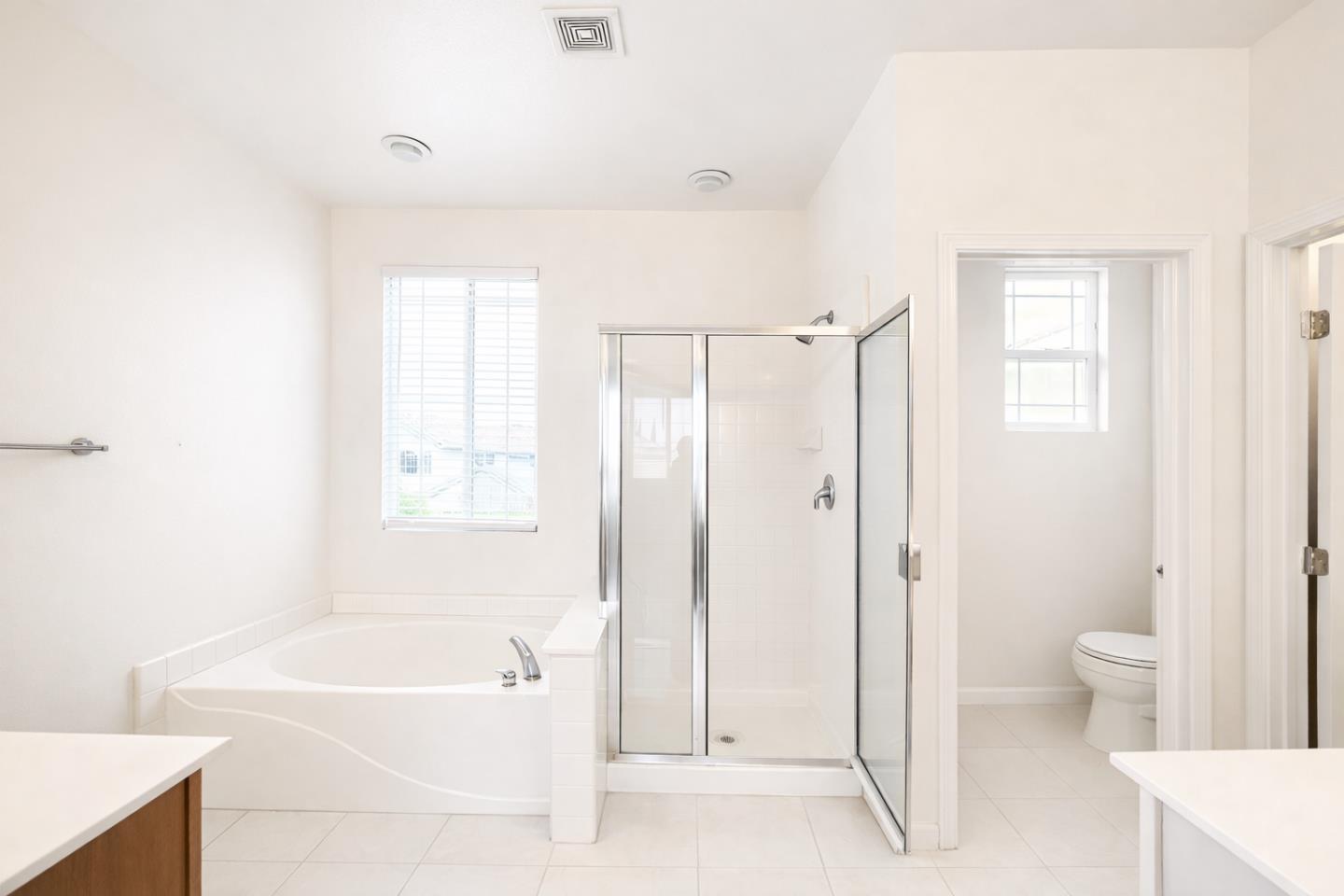 Detail Gallery Image 10 of 21 For 5700 Gold Poppy Way, Elk Grove,  CA 95757 - 4 Beds | 2/1 Baths