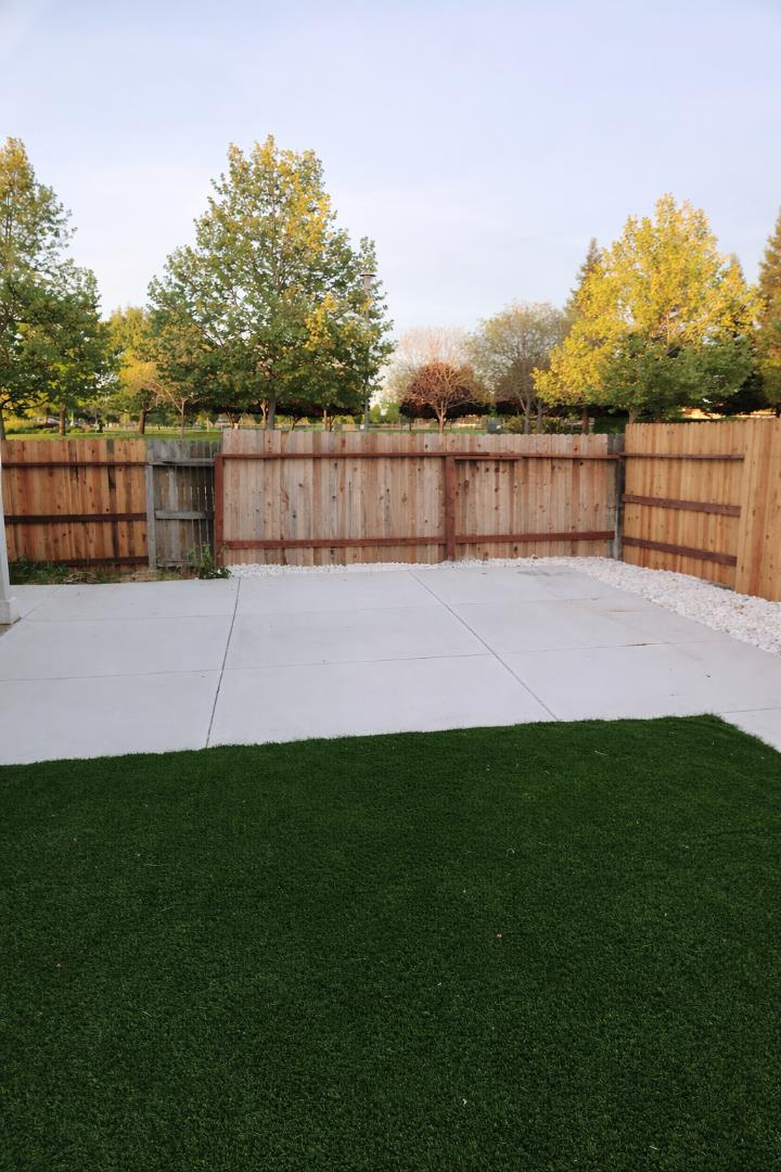 Detail Gallery Image 16 of 21 For 5700 Gold Poppy Way, Elk Grove,  CA 95757 - 4 Beds | 2/1 Baths