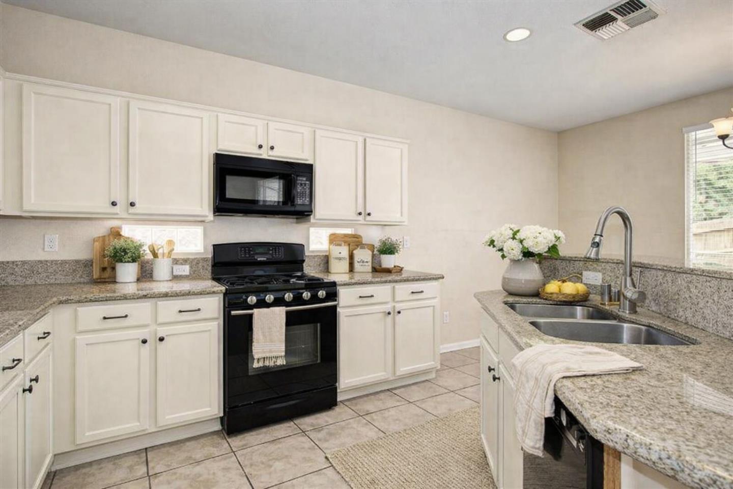 Detail Gallery Image 3 of 21 For 5700 Gold Poppy Way, Elk Grove,  CA 95757 - 4 Beds | 2/1 Baths