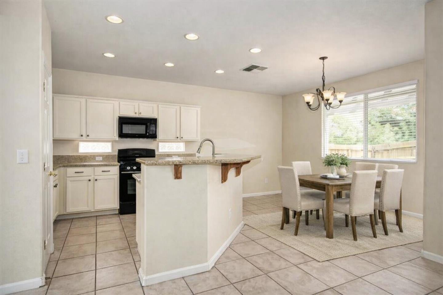 Detail Gallery Image 4 of 21 For 5700 Gold Poppy Way, Elk Grove,  CA 95757 - 4 Beds | 2/1 Baths