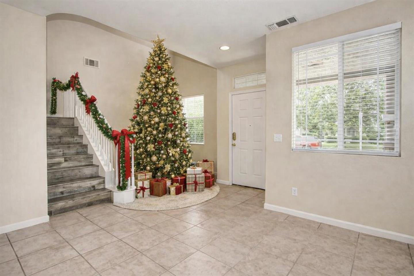 Detail Gallery Image 6 of 21 For 5700 Gold Poppy Way, Elk Grove,  CA 95757 - 4 Beds | 2/1 Baths