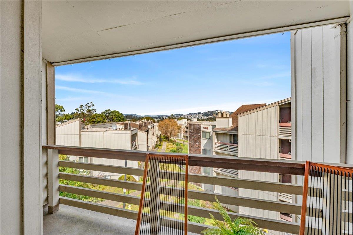 Detail Gallery Image 32 of 35 For 353 Philip Dr #304,  Daly City,  CA 94015 - 3 Beds | 2 Baths