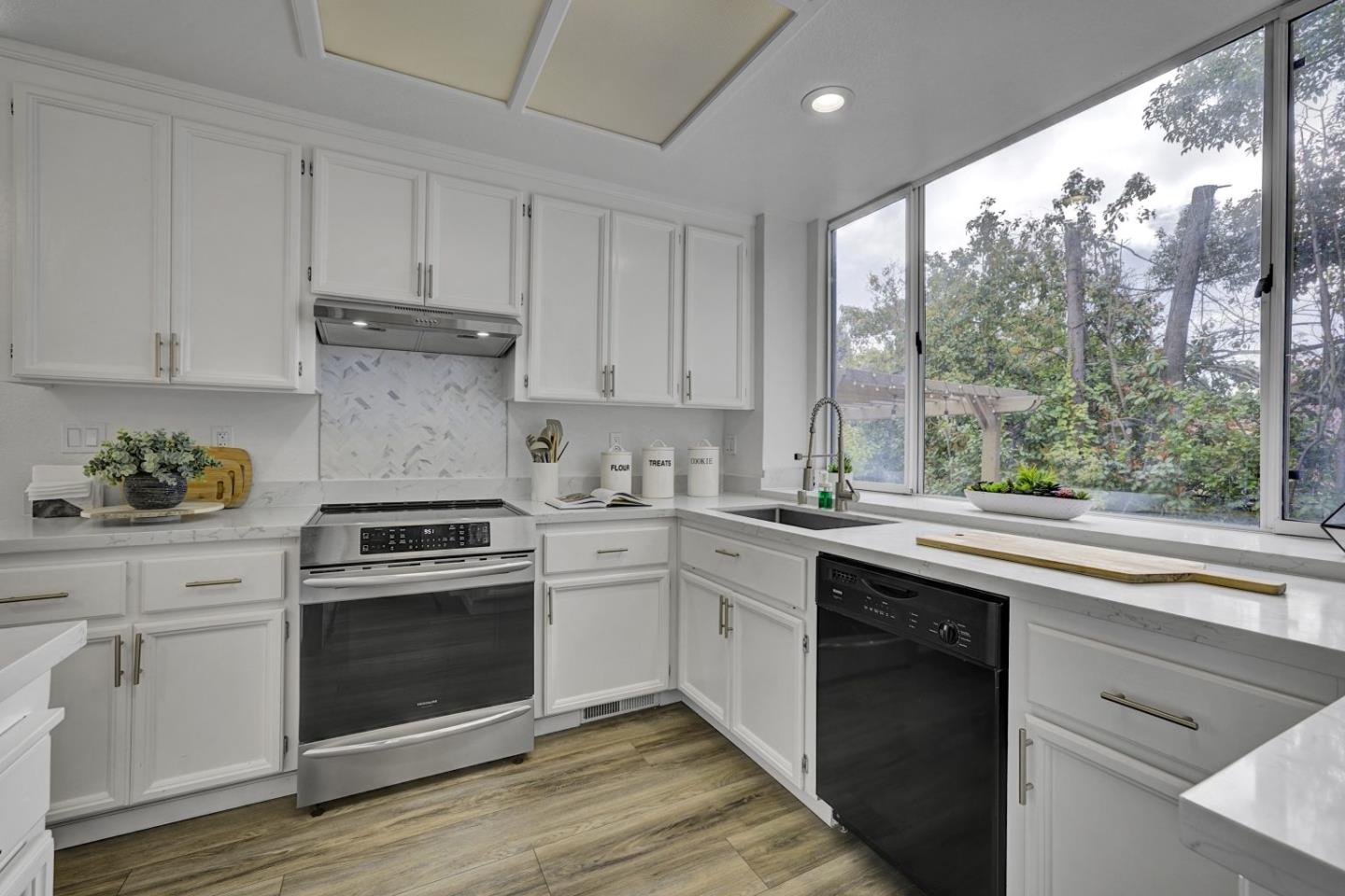 Detail Gallery Image 8 of 49 For 230 Lakeridge Way, San Ramon,  CA 94582 - 3 Beds | 2/1 Baths
