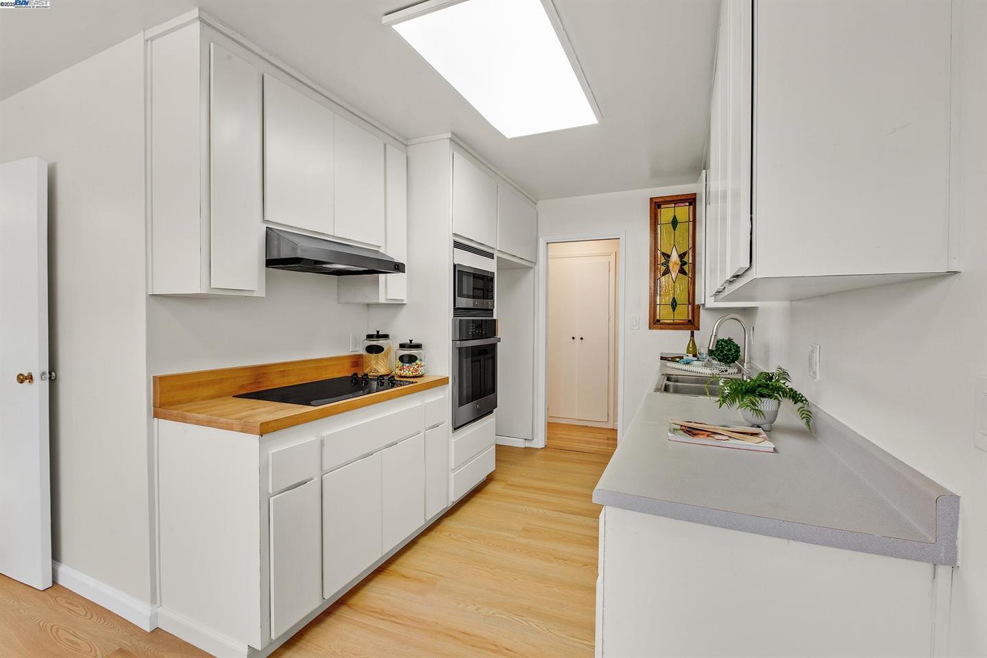 Detail Gallery Image 2 of 4 For 30847 Prestwick Ave, Hayward,  CA 94544 - 6 Beds | 2 Baths