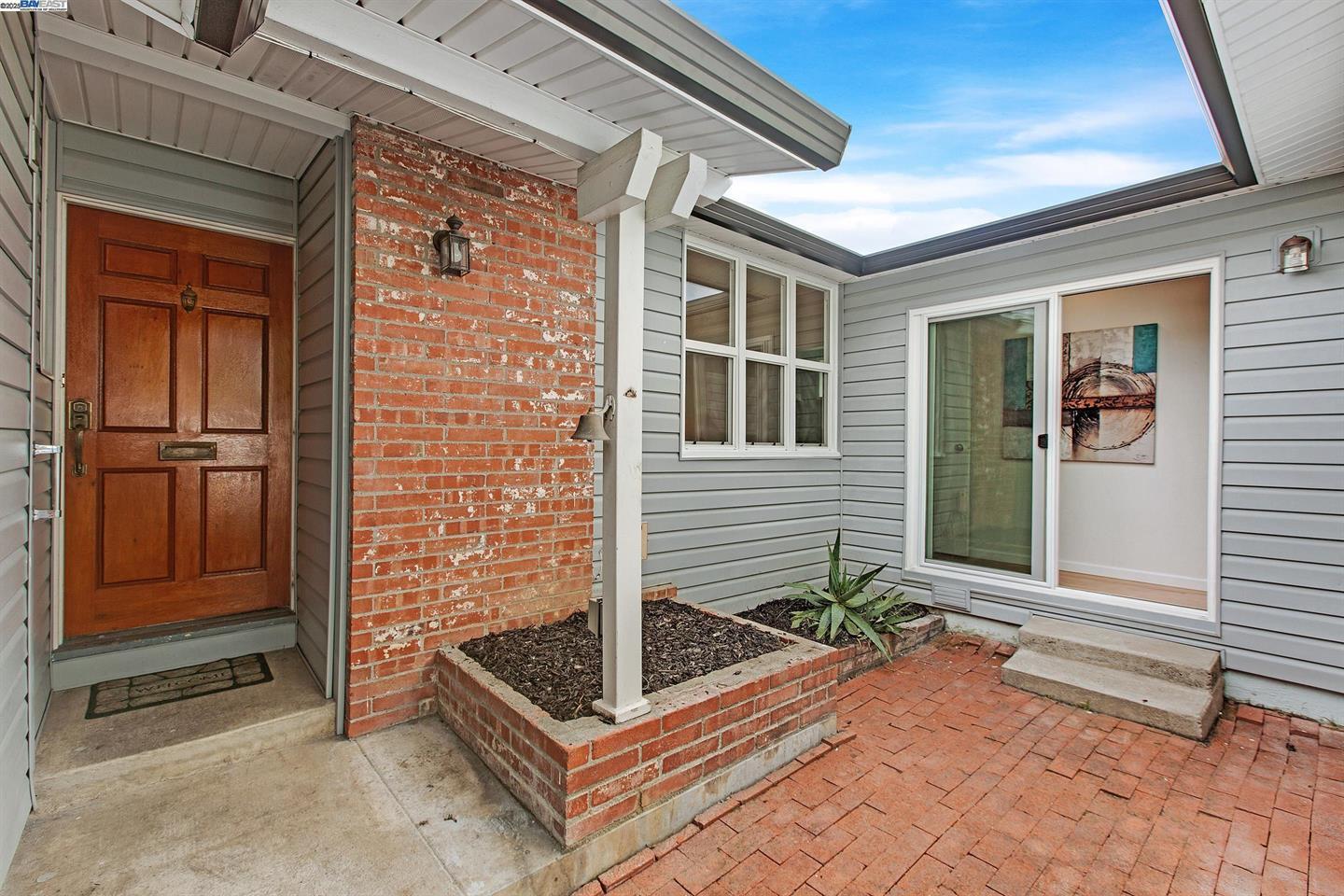 Detail Gallery Image 3 of 4 For 30847 Prestwick Ave, Hayward,  CA 94544 - 6 Beds | 2 Baths