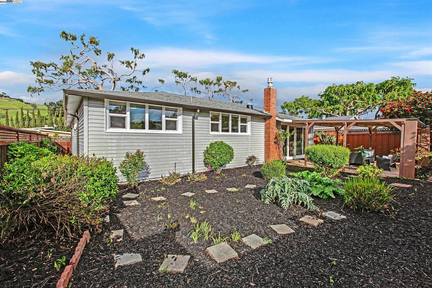 Detail Gallery Image 4 of 4 For 30847 Prestwick Ave, Hayward,  CA 94544 - 6 Beds | 2 Baths