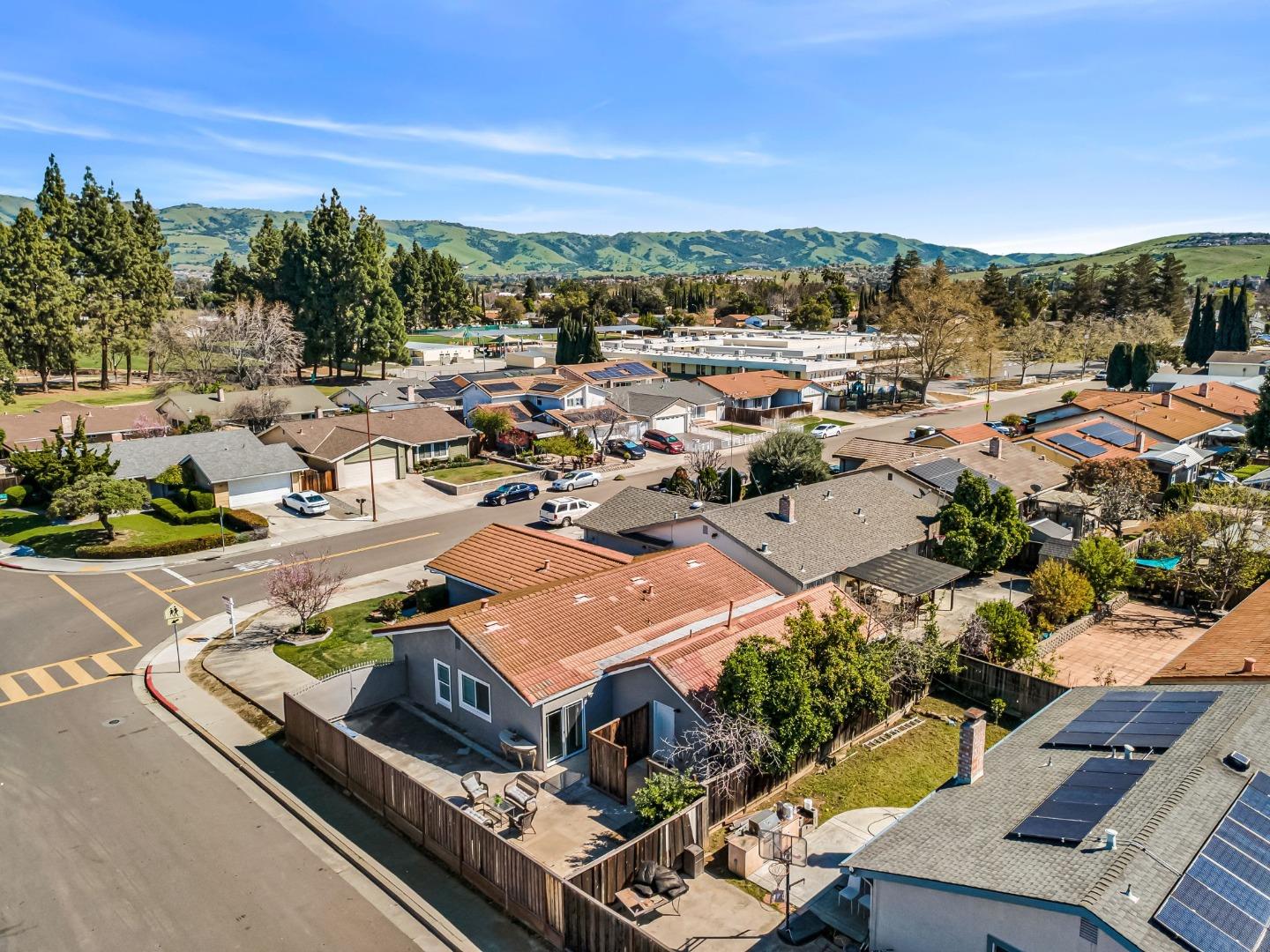 Detail Gallery Image 2 of 63 For 2825 Aetna Way, San Jose,  CA 95121 - 4 Beds | 3 Baths