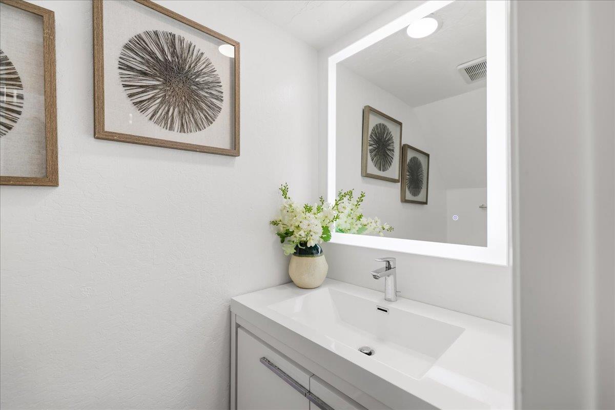 Detail Gallery Image 22 of 43 For 700 Chiquita Ave #19,  Mountain View,  CA 94041 - 2 Beds | 2/1 Baths