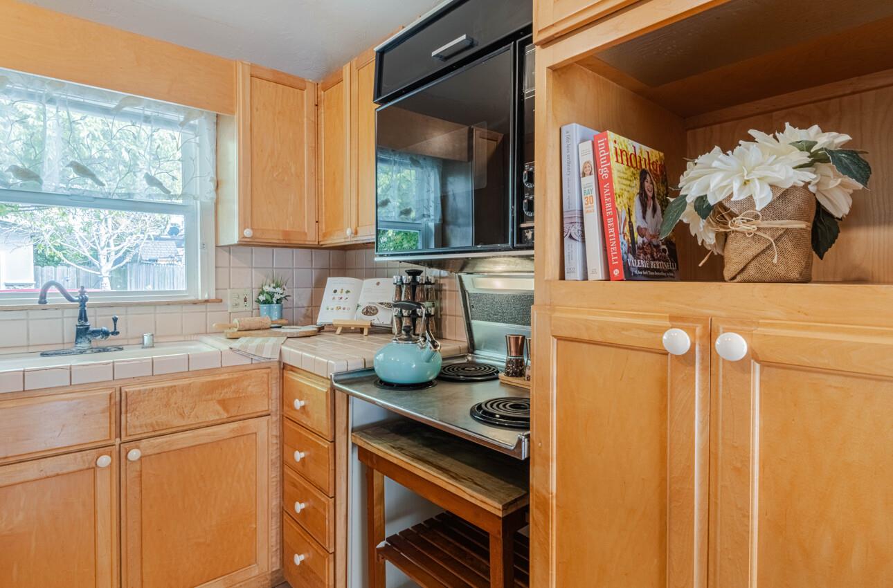 Detail Gallery Image 10 of 33 For 516 8th St, Pacific Grove,  CA 93950 - 2 Beds | 2 Baths