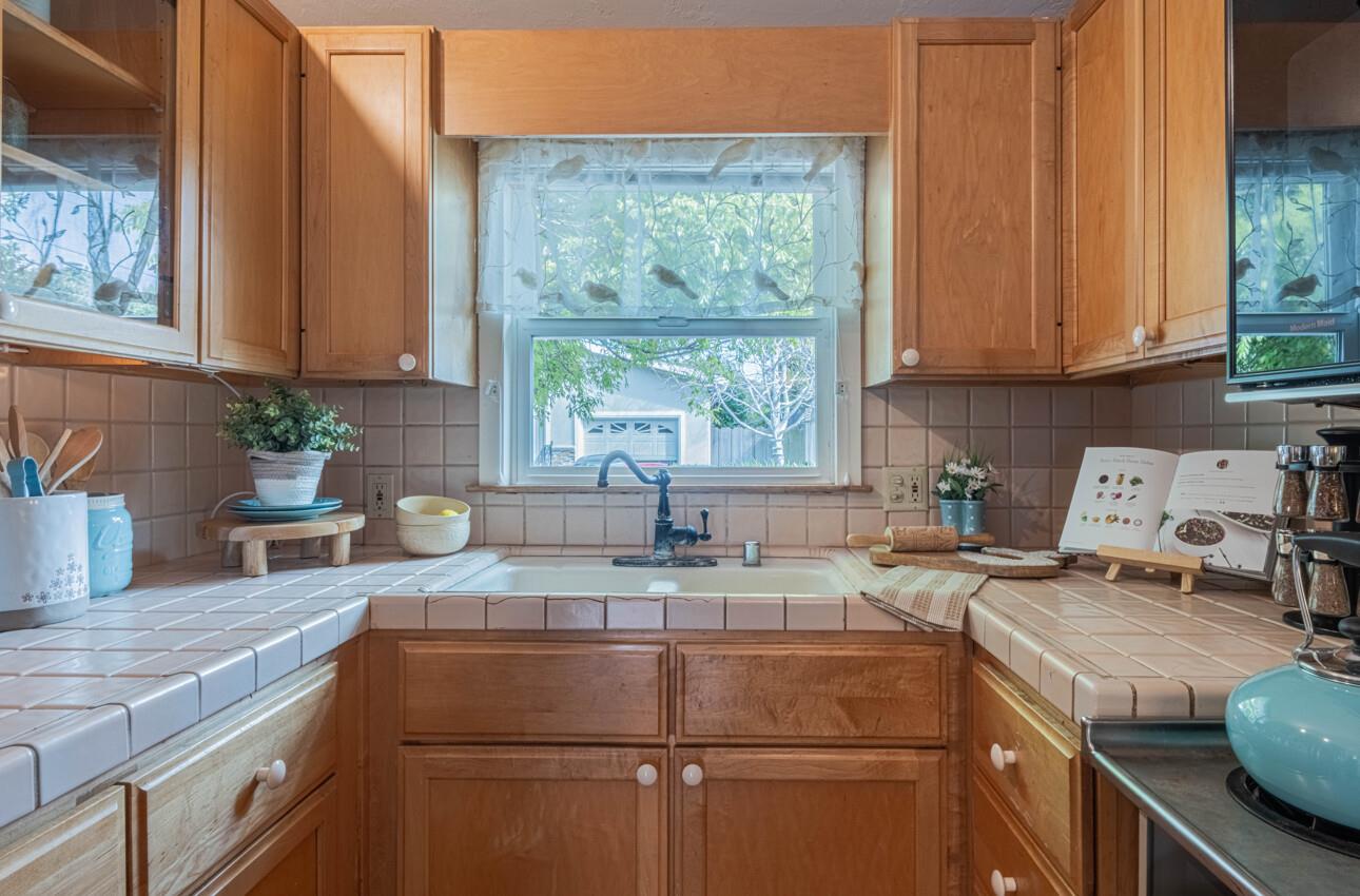 Detail Gallery Image 9 of 33 For 516 8th St, Pacific Grove,  CA 93950 - 2 Beds | 2 Baths