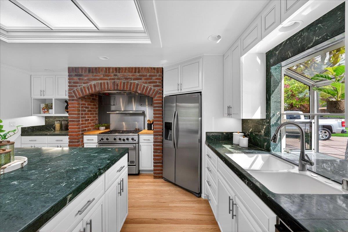 Detail Gallery Image 15 of 46 For 1312 Lubich Dr, Mountain View,  CA 94040 - 4 Beds | 2/1 Baths